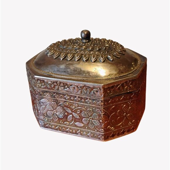 Vtg Tibetan Mughal Indian Silver Metal Repousse Octagon Shaped Spice Jewelry Box - Picture 2 of 12